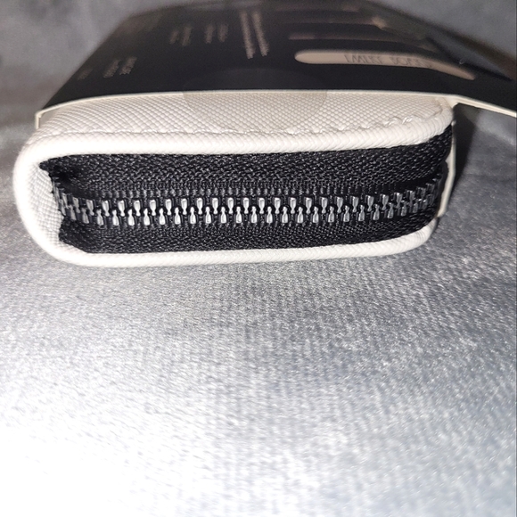 Rae Dunn 5-Piece manicure set. White case w/ "Manicure." in black letters - Picture 6 of 7